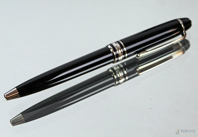 Montblanc Meisterstück, cofanetto omaggio a Wolfgang Amadeus Mozart in edizione limitata, composto da una penna a sfera in resina nera platinum line e un CD con selezione di brani  di Mozart in edizione speciale per Montblanc, lunghezza cm 11.  - Asta Asta a Tempo di Antiquariato e Arte Moderna - Aste Pirone