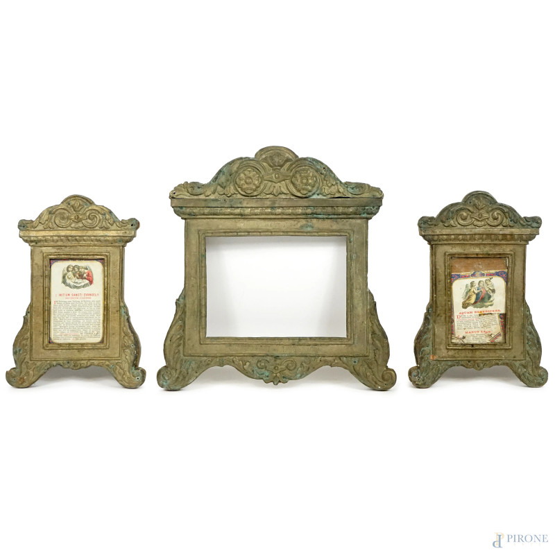 Tre cartagloria in metallo dorato, inizi XX secolo, misure max cm 40x38 circa, (difetti)  - Asta ASTA LIVE DI ANTIQUARIATO E ARTE MODERNA – DUE SESSIONI POMERIDIANE - Aste Pirone