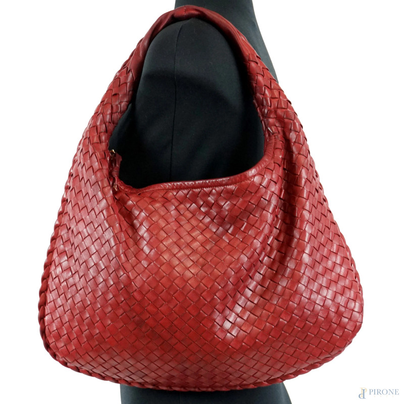 Bottega Veneta, borsa in pelle bordeaux con motivo ad intreccio, chiusura con zip, cm 38x40,5,  (segni di utilizzo).  - Asta ASTA DI ANTIQUARIATO E ARTE MODERNA - Aste Pirone