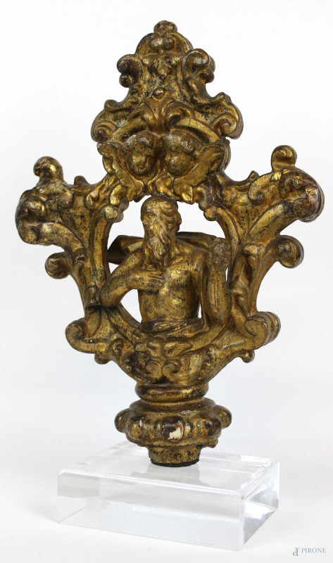 Finale di bastone pastorale da centro del XVIII secolo, in legno dorato ed intagliato con figura di santo al centro della cornice a cartagloria con rocailles e teste di putti, cm h 33,5, base in plexiglass, (restauri).  - Asta ANTIQUARIATO E ARTE MODERNA - Aste Pirone