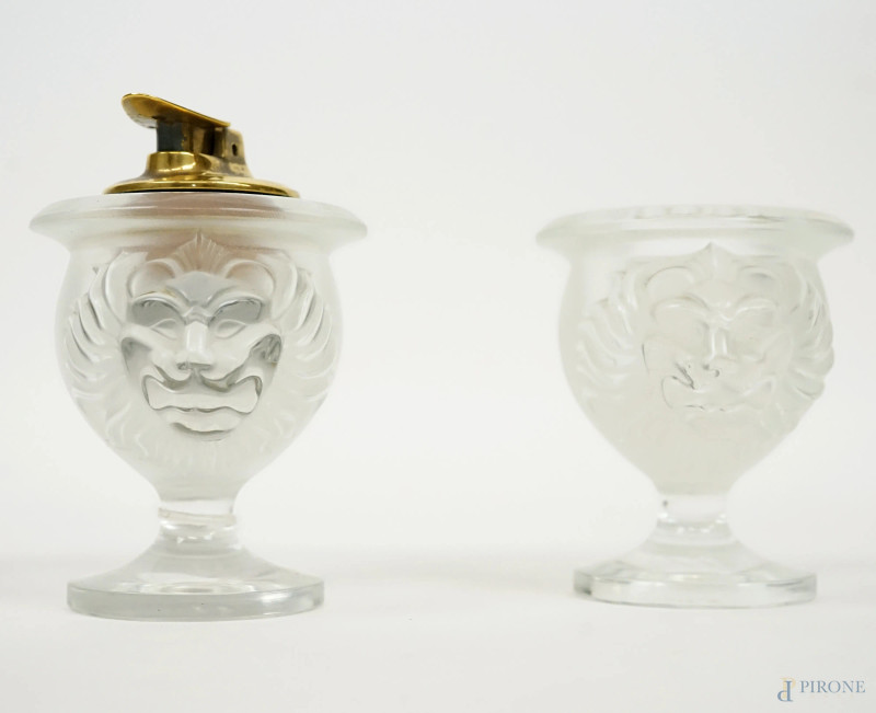 Lalique - France, set da fumatore in cristallo, composto da portasigarette ed accendino,  decori a teste leonine,  firma incussa sotto la base, alt.max cm 12.  - Asta ASTA A TEMPO DI ANTIQUARIATO E ARTE MODERNA - Aste Pirone