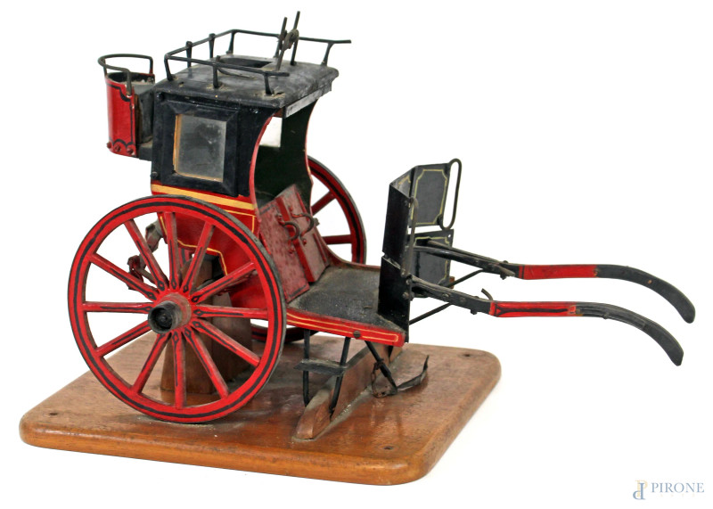 Carrozza di modellismo statico  in legno laccato nero e rosso, rame ed altri materiali,  poggiante su base rettangolare in legno, misure cm 23,5x34x22,5, XX secolo,  (difetti).  - Asta ANTIQUARIATO E ARTE MODERNA - Aste Pirone