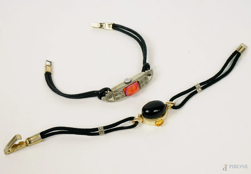 Lotto di due bracciali con cordino nero e metallo dorato e argentato con pietre e strass, lunghezza max cm 20, (segni di utilizzo).  - Asta ASTA A TEMPO DI ANTIQUARIATO E ARTE MODERNA - Aste Pirone