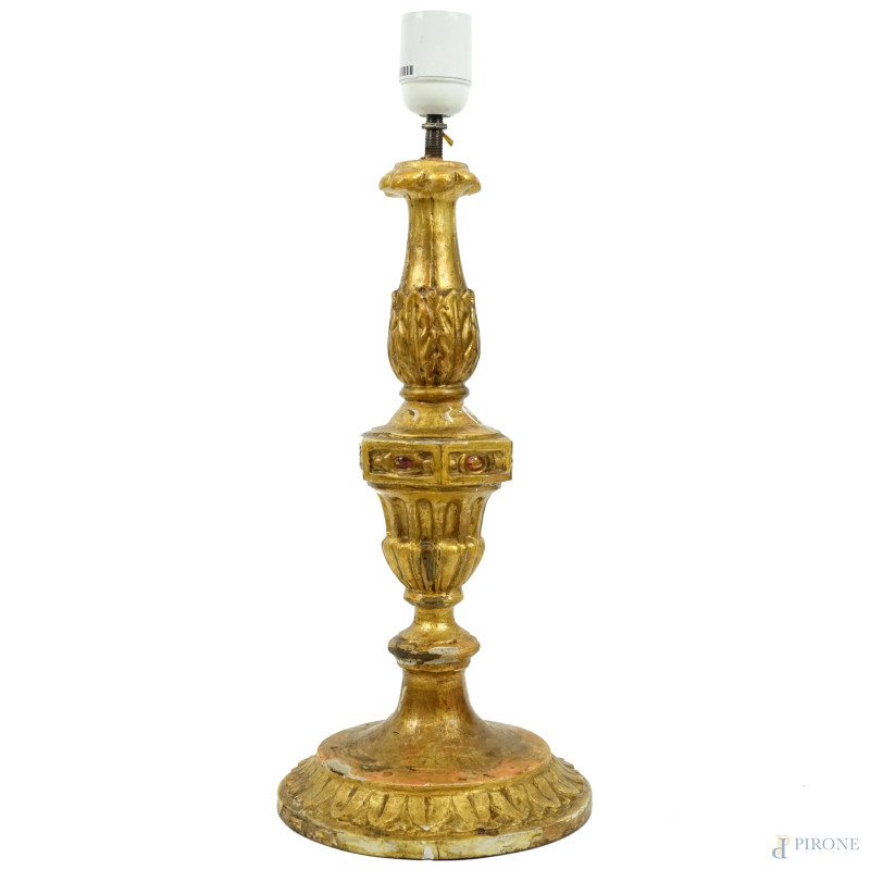 Lampada da tavolo con fusto in legno intagliato e dorato, inizi XIX secolo, cm h 50, (difetti).  - Asta ASTA A TEMPO DI ANTIQUARIATO E ARTE MODERNA - Aste Pirone