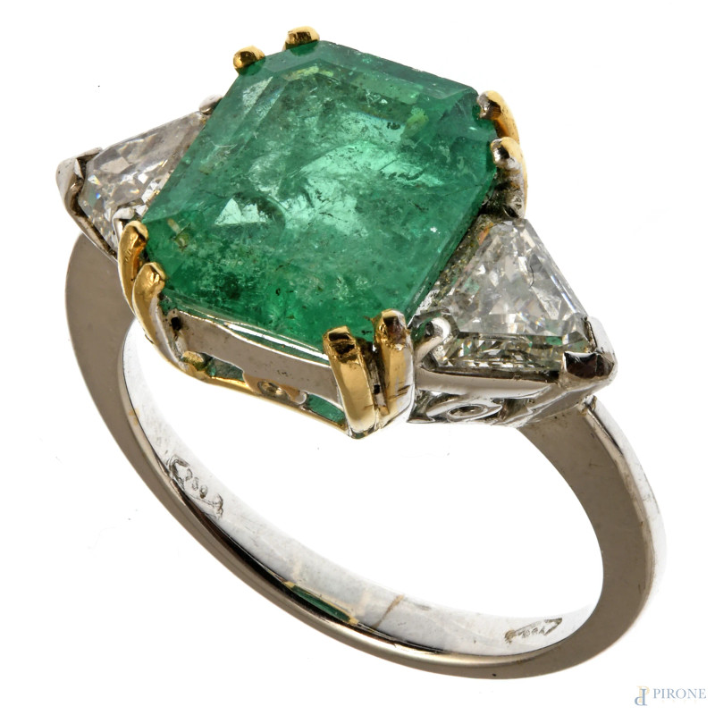 Anello in oro bianco 18 kt con centrale smeraldo Zambia 5,5 ct e diamanti talio trangolare 1,20 ct, misura cm 13, peso lordo gr 4,5  - Asta ASTA A TEMPO | PICTA MANENT - Aste Pirone