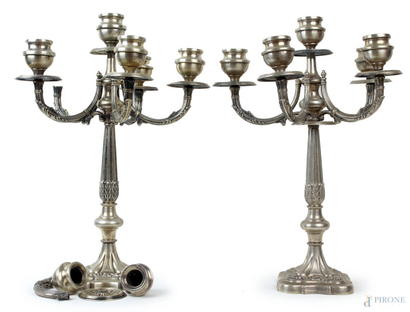 Coppia di candelabri in argento a cinque fiamme, braccia a volute fogliate, fusto a balaustro, poggiante su base sagomata, XX secolo, cm h 43,5, (appesantiti, difetti, parti rotte)  - Asta Asta a Tempo di Antiquariato e Arte Moderna - Aste Pirone