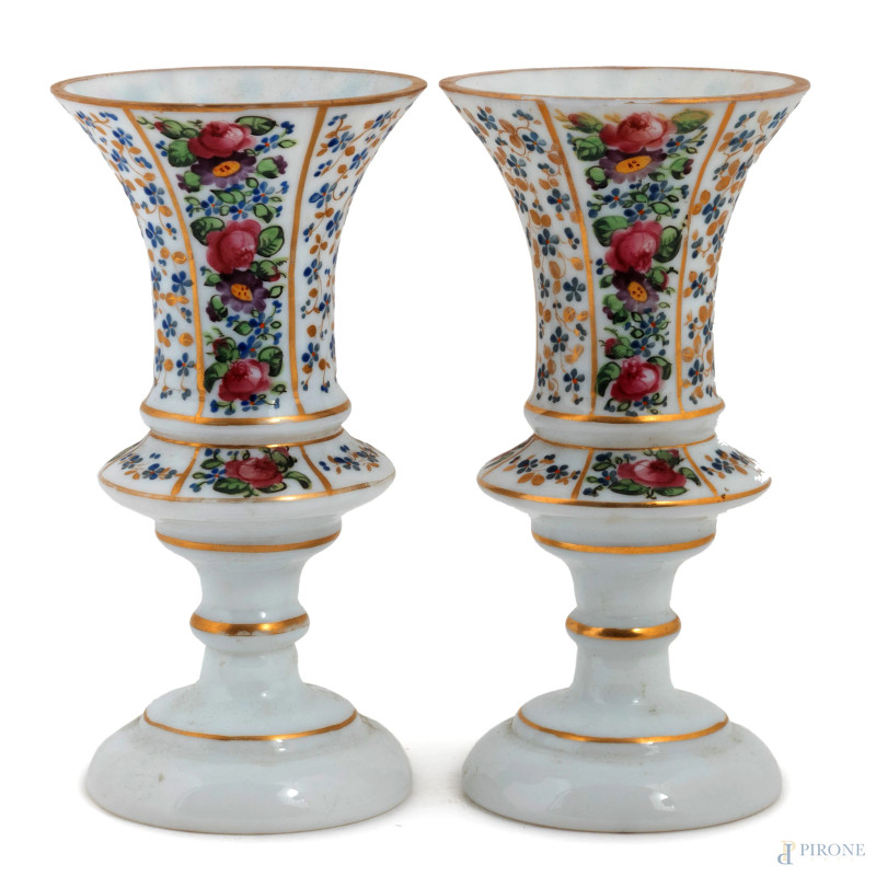 Coppia di vasi in vetro opalescente, XX secolo, altezza cm 18, (scalfiture)  - Asta ASTA A TEMPO | VARIÆ - Aste Pirone