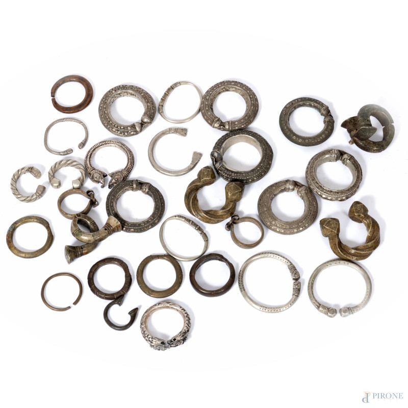 Lotto di bracciali e accessori etnici in materiali differenti, XX secolo  - Asta  ASTA A TEMPO | VARIÆ - Aste Pirone