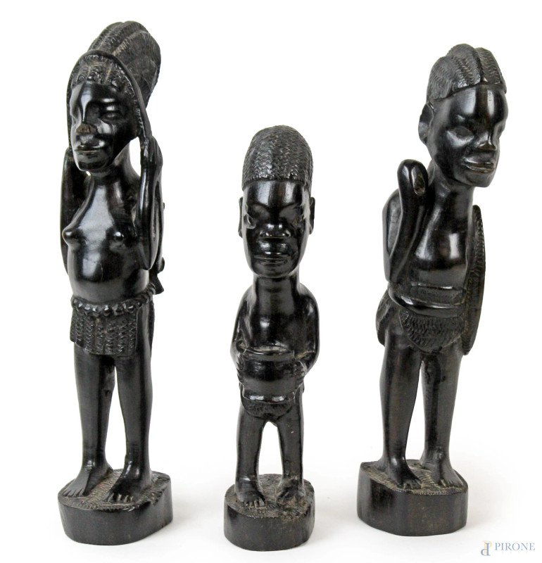 Tre sculture africane in ebano, altezza max cm 30, XX secolo.  - Asta Asta a Tempo di Antiquariato e Arte Moderna - Aste Pirone