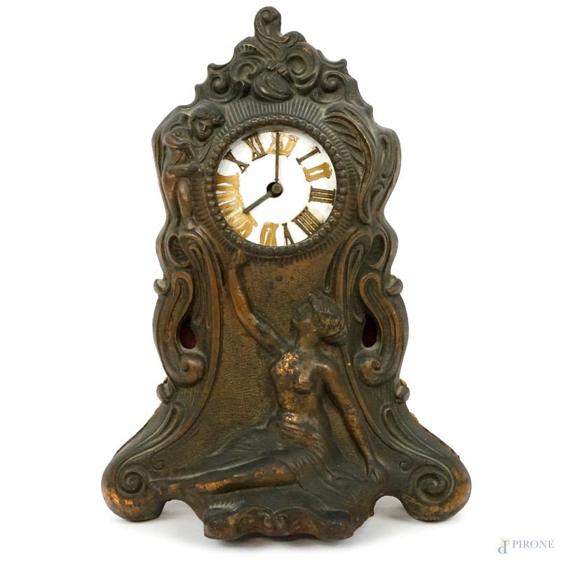 Orologio da tavolo in metallo brunito, inizi XX secolo, quadrante a numeri romani,  cassa decorata Venere e Cupido, cm 35x23,5, (difetti, meccanismo da revisionare).  - Asta ASTA A TEMPO di Arte Moderna e Antiquariato - Aste Pirone