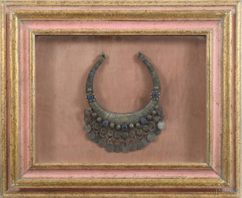 Collana mediorientale in metallo argentato e pietre dure, XX secolo, misure complessive di cornice cm 45x54,7, (assenza di vetro)  - Asta RAPIDA SOLIS - Aste Pirone