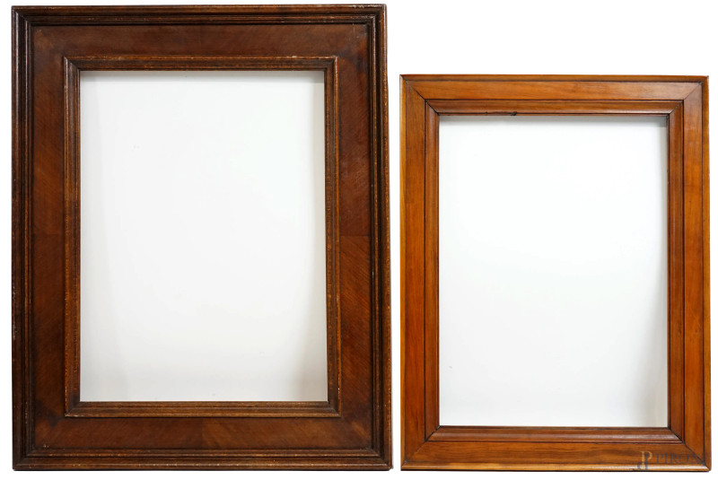 Lotto di due cornici diverse in legno, ingombro max cm 58x46,5,  misure luce max cm 33x44,5,  (segni del tempo)  - Asta ASTA A TEMPO DI ANTIQUARIATO E ARTE MODERNA - Aste Pirone