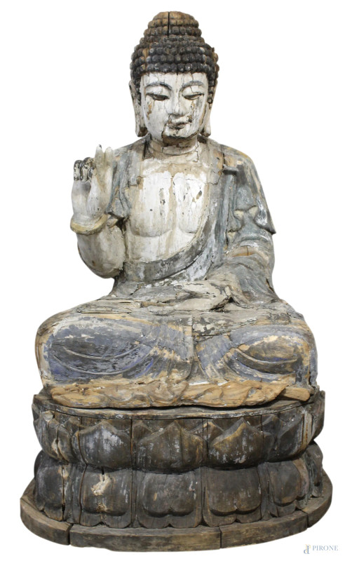 Grande figura di Buddha in legno dipinto, seduto su base  a petali di loto, cm h 124 circa, Cina, inizi XX secolo, (difetti e mancanze).  - Asta PRIMA TORNATA D' ASTA A TEMPO DI FINE STAGIONE - Aste Pirone