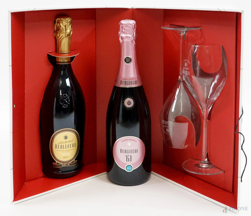 Lotto composto da una confezione di Berlucchi Brut 2014 con coppia di calici in vetro ed una bottiglia di Franciacorta, Berlucchi '61 Brut Rosè, 750 ml  - Asta ASTA A TEMPO - Aste Pirone