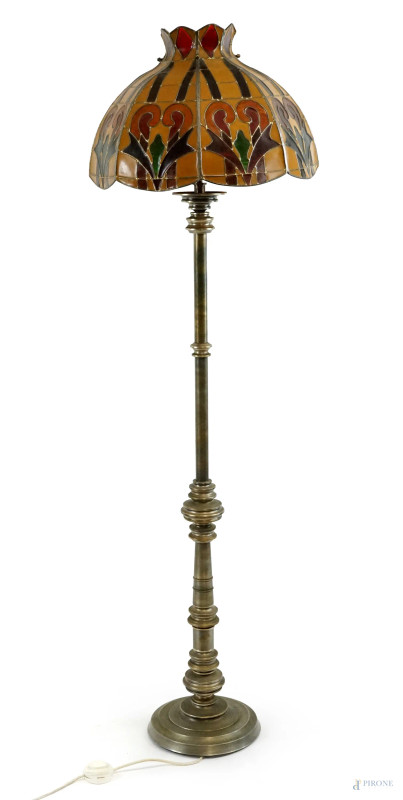 Lampada da terra liberty, struttura in metallo e cappello in vetro multicolore in pasta di vetro, cm h 166, (difetti).  - Asta ASTA A TEMPO di Arte Moderna e Antiquariato - Aste Pirone