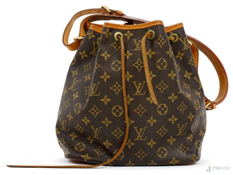 Louis Vuitton, borsa secchiello con monogram, tracolla regolabile e finiture in pelle, cm 26,5x27x20, (segni di utilizzo).  - Asta I TORNATA DI ASTA A TEMPO DI ARTE MODERNA E ANTIQUARIATO - Aste Pirone