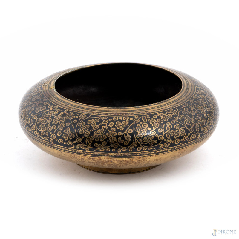 Bowl indiana in ottone con profilo a decori floreali, XX secolo, cm 8,5x21, (segni di usura, difetti)  - Asta  ASTA A TEMPO | VARIÆ - Aste Pirone
