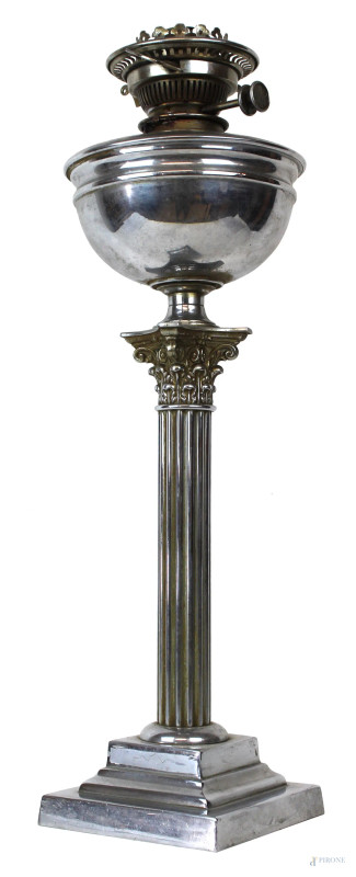 Lampada a petrolio in metallo poggiante su fusto a colonna scanalata con capitello corinzio, base modanata,  cm h 58, (difetti e mancanze).  - Asta ASTA DI ARTE MODERNA E ANTIQUARIATO - Aste Pirone