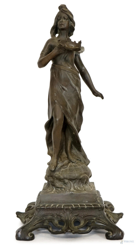 Figura femminile con corona, scultura in antimonio, inizi  XX secolo, cm h 44, (difetti)  - Asta ASTA A TEMPO - Aste Pirone