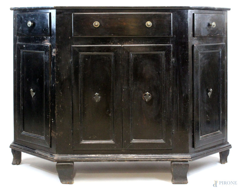 Credenza scantonata in legno ebanizzato, XIX secolo, fronte a tre cassetti e quattro sportelli, cm h 116x153x47, arte povera, (difetti).  - Asta ANTIQUARIATO E ARTE MODERNA - Aste Pirone