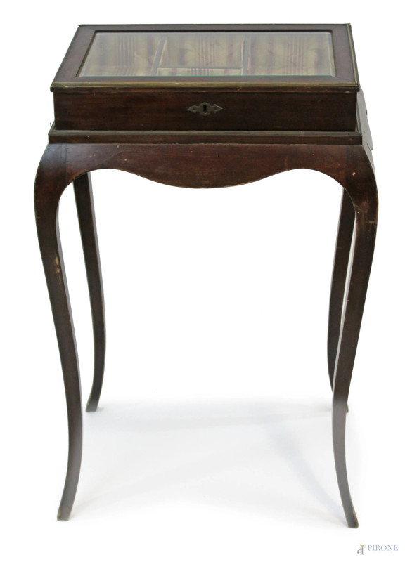 Mobilino a bacheca in mogano, inizi XX secolo, piano di linea rettangolare in vetro apribile e celante vari scomparti all'interno, poggiante su quattro gambe mosse, finiture in bronzo, cm h 75x50x35, (difetti).   - Asta ANTIQUARIATO E ARTE MODERNA - Aste Pirone