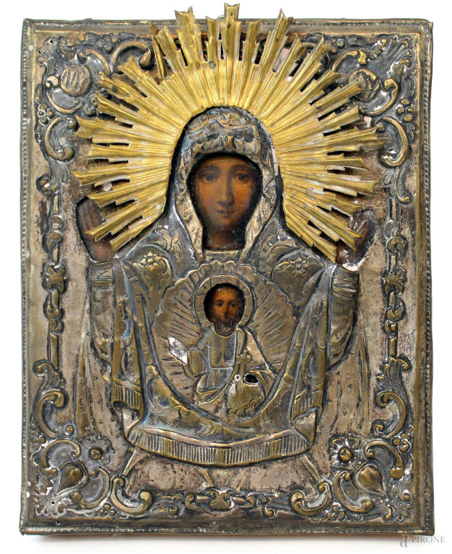 Icona raffigurante Madonna con Bambino, tempera su tavola con riza in metallo argentato, cm 18x14, XIX secolo.  - Asta ANTIQUARIATO E ARTE MODERNA - Aste Pirone