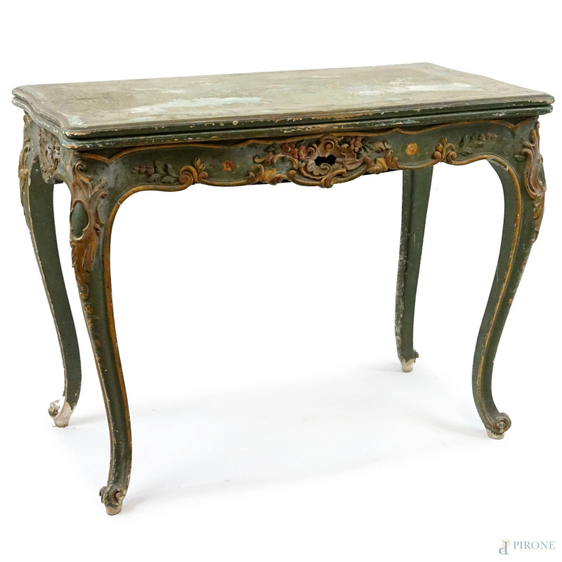 Tavolo consolle in legno laccato verde con decori floreali, XX secolo, piano apribile con panno all'interno, gambe mosse, misure con piano chiuso cm 75x98x55,5, (difetti)  - Asta ASTA A TEMPO di Arte Moderna e Antiquariato - Aste Pirone