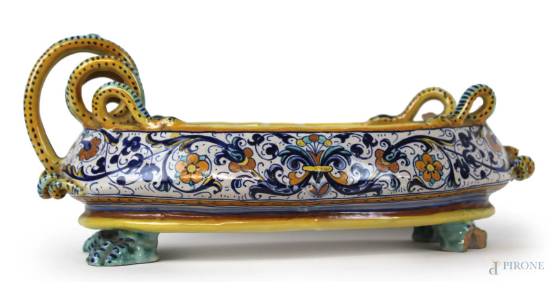 Centrotavola in maiolica dipinta a motivi floreali, anse a serpentelli, piedi a zampe leonine, cm h 17x43x21,5, marcato Grazia Deruta, (difetti e mancanze).  - Asta ASTA DI ARTE MODERNA E ANTIQUARIATO - Aste Pirone