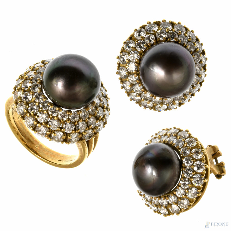 Anello e coppia di orecchini in oro 18 kt con perle e brillanti, peso complessivo gr 38, misura anello 19  - Asta ELECTA  - Aste Pirone