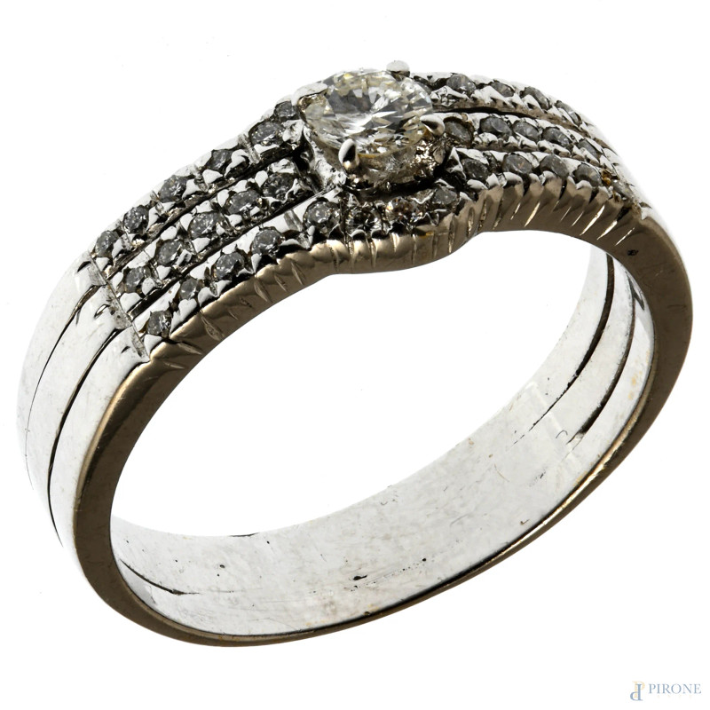 Anello a fascia in oro bianco 18 kt e pavè di diamanti taglio brillante, misura 18, peso lordo complessivo gr 6,2  - Asta ELECTA  - Aste Pirone