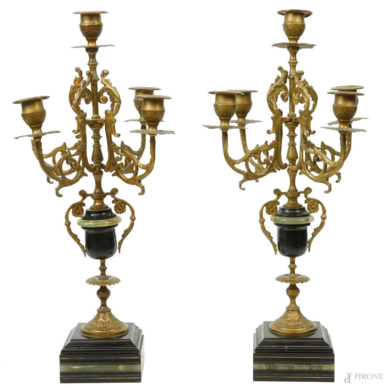 Coppia di candelabri a cinque fiamme in metallo dorato, marmo nero e onice, XX secolo, cm h 44 (difetti, parti rotte)  - Asta ASTA A TEMPO di Arte Moderna e Antiquariato - Aste Pirone