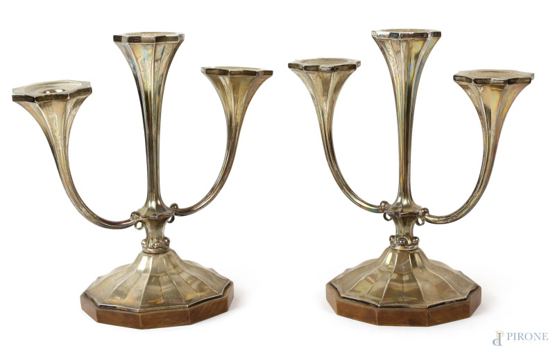 Coppia di candelabri liberty in argento a tre fiamme, base decagonale in legno, cm h 25, (restauro)  - Asta Asta a Tempo di Antiquariato e Arte Moderna - Aste Pirone