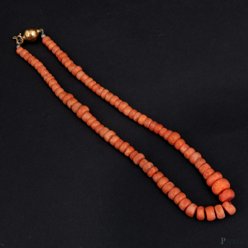 Collana in corallo con chiusura in oro 18 kt, lunghezza cm 40  - Asta ASTA A TEMPO | VARIÆ - Aste Pirone