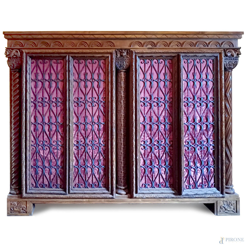 Mobile a balaustra in legno finemente intagliato. Fronte scandito da quattro ante inquadrate da tre colonne. Piedi a mensola con dragoni a rilievo, XX secolo, cm 190x253x51, (segni di usura, graffi, scalfiture)  - Asta  ASTA A TEMPO | VARIÆ - Aste Pirone