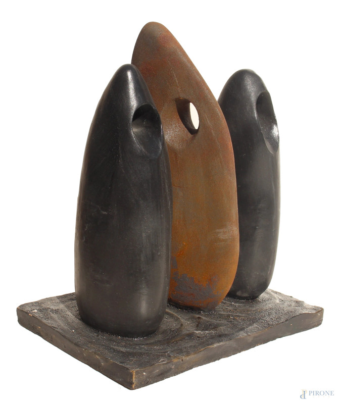 Alessandro Rocchi (1951) Pietre silenti n. 34, 2021, terracotta patinata, cm 35x19x26, firmato.  L’opera è pubblicata sul catalogo ragionato dell’artista edito da Unione Europea Esperti d’Arte alla pag. 44. La vendita comprende anche una copia del catalogo    - Asta ANTIQUARIATO E ARTE MODERNA - Aste Pirone