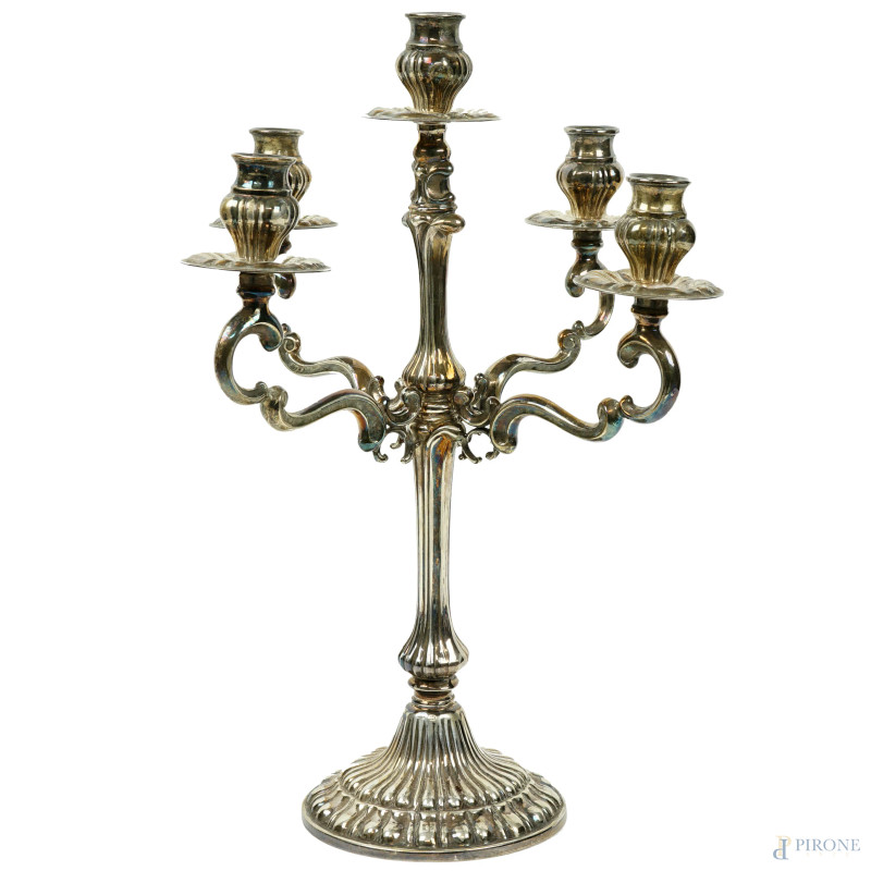 Candelabro a cinque luci in argento 800, Alessandria, prima metà XX secolo, particolari incisi e sbalzati, cm h 36,5, peso lordo gr.950  - Asta ASTA A TEMPO DI ANTIQUARIATO E ARTE MODERNA - Aste Pirone