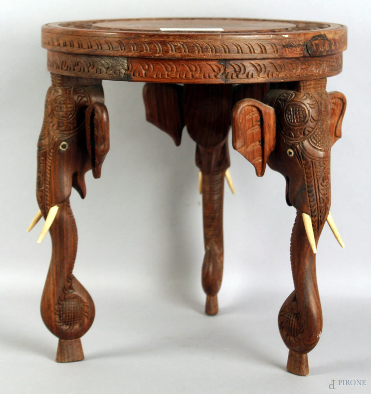 Basso tavolino in Teak di linea tonda, poggiante su tre gambe intagliate a forma di teste d'elefante, altezza cm 33, arte coloniale primi '900.  - Asta ASTA A TEMPO - DUE SESSIONI - Aste Pirone