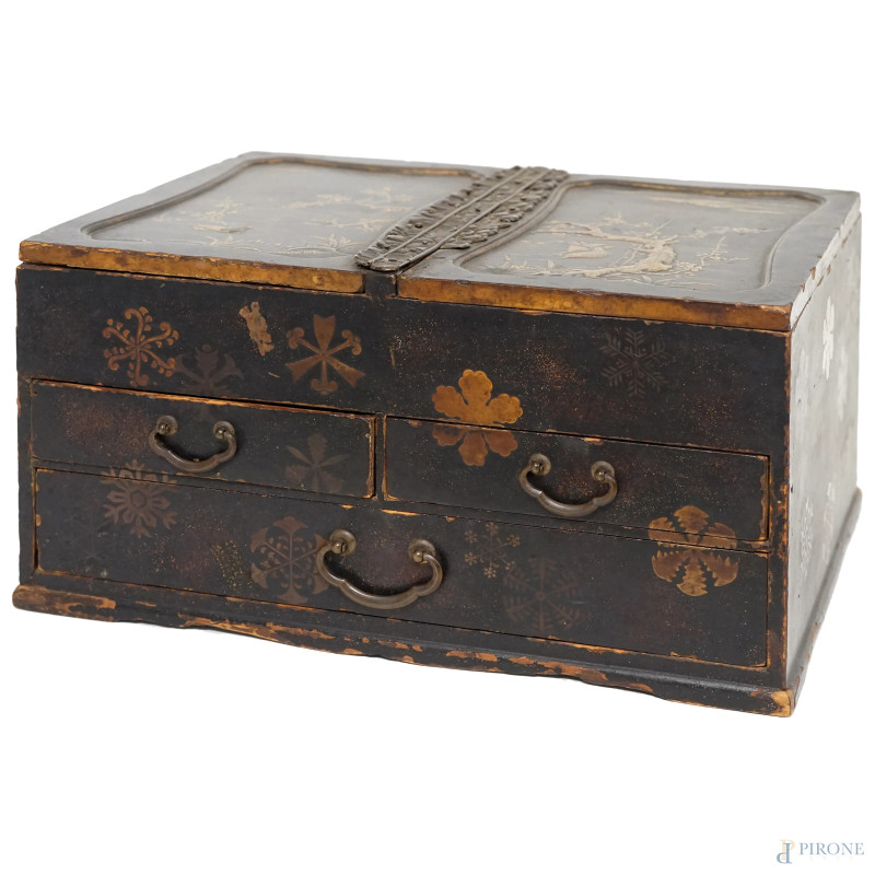 Portagioie in legno laccato con decori a cineserie, manifattura orientale, XX secolo, cm 16,2x23x31,7 (difetti)  - Asta VARIÆ - Aste Pirone