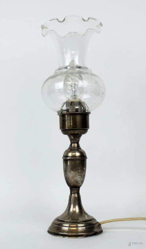 Lampada da tavolo rivestita in argento, cm h 35, (meccanismo da revisionare).  - Asta ANTIQUARIATO E ARTE MODERNA - Aste Pirone