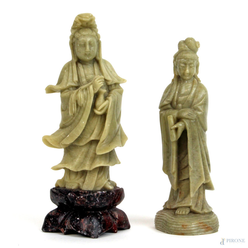 Lotto composto da due sculture di guanyin in pietra saponaria, alt. max cm 15, arte orientale, XX secolo.  - Asta ASTA DI ARTE MODERNA E ANTIQUARIATO - Aste Pirone