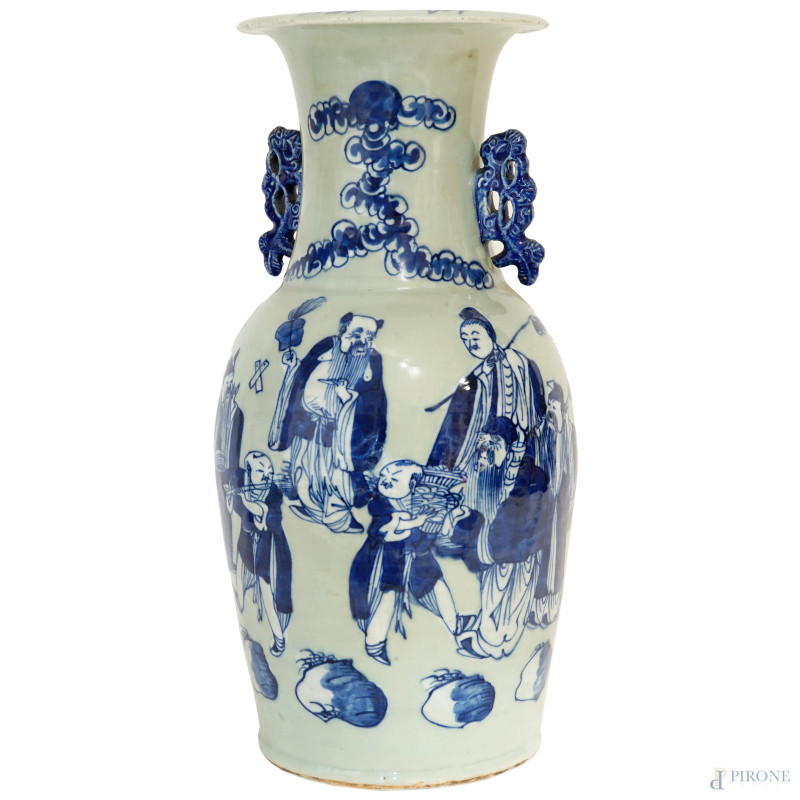 Vaso in porcellana bianca e blu, con corpo ad anfora, bocca svasata ed anse plastiche stilizzate, adornato da paesaggio con figure di corte, Cina, XX secolo, cm h 44, (difetti)  - Asta ASTA A TEMPO DI ANTIQUARIATO E ARTE MODERNA - Aste Pirone