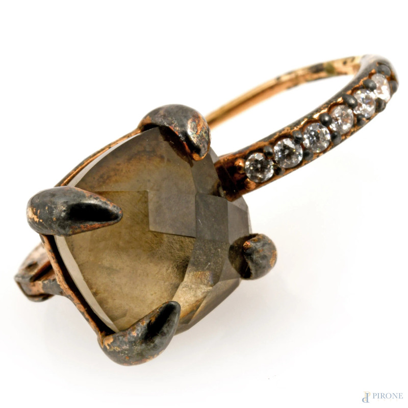 Orecchino in  oro basso con zircone centrale, cm 2x0,8, peso complessivo gr 3  - Asta ASTA A TEMPO | VARIÆ - Aste Pirone