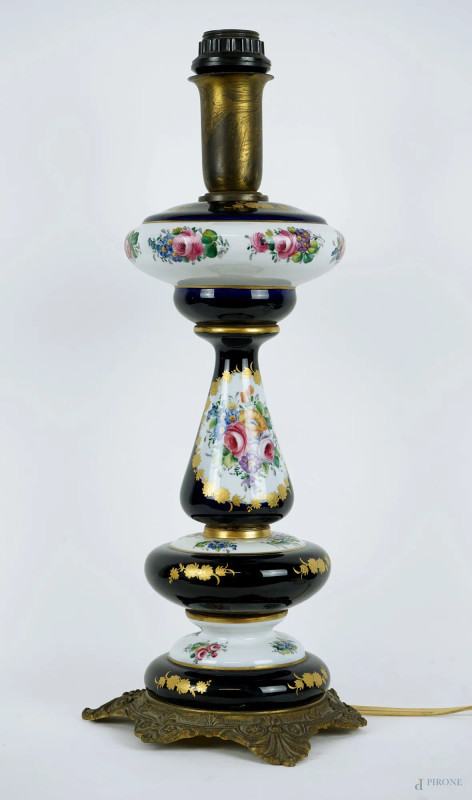 Lampada da tavolo in porcellana bianco e blu, decori floreali, base in bronzo, Francia, XX secolo, cm h 49,5  - Asta ASTA A TEMPO - DUE SESSIONI - Aste Pirone