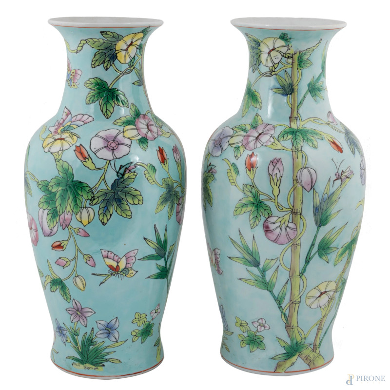 Coppia di vasi in porcellana decorati in policromia a motivi floreali e insetti. Cina, XX secolo, altezza cm 46,5, (segni di usura, difetti di cottura)  - Asta ASTA A TEMPO | VARIÆ - Aste Pirone