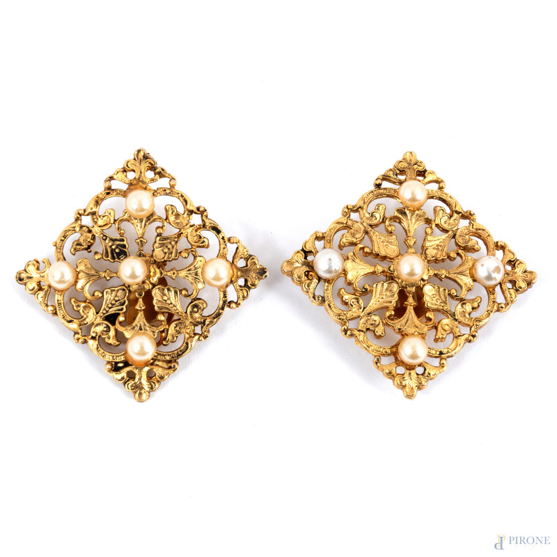 Paio di orecchini di bigiotteria in metallo dorato, cm 3,5x3,5  - Asta ASTA A TEMPO | VARIÆ - Aste Pirone