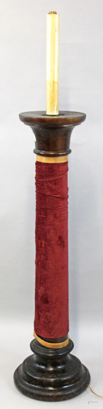 Colonna in noce montata a lampada, con fusto rivestito in velluto rosso, inizi XX secolo, cm h 160, (difetti)  - Asta Asta a Tempo di Antiquariato e Arte Moderna - Aste Pirone