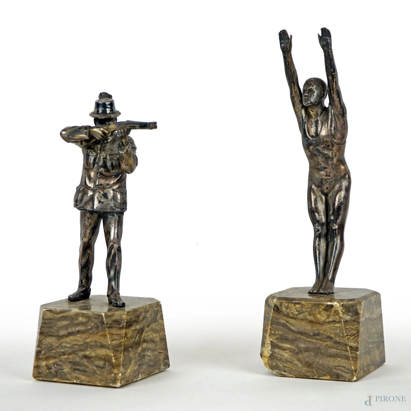 Lotto di due sculture in metallo argentato raffiguranti cacciatore e ginnasta, alt. max cm 24,5, base in marmo, XX secolo, (difetti alla base).  - Asta ASTA A TEMPO - DUE SESSIONI - Aste Pirone