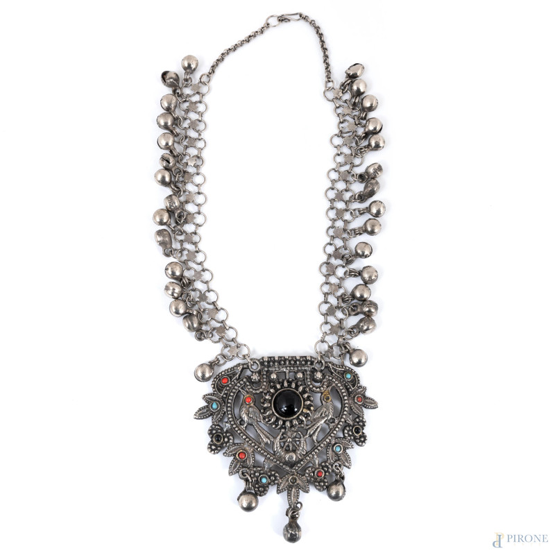 Collana marocchina di bigiotteria con pietre dure,  lunghezza cm 60, ciondolo cm 10x9, (Segni di usura de  - Asta ASTA A TEMPO | VARIÆ - Aste Pirone