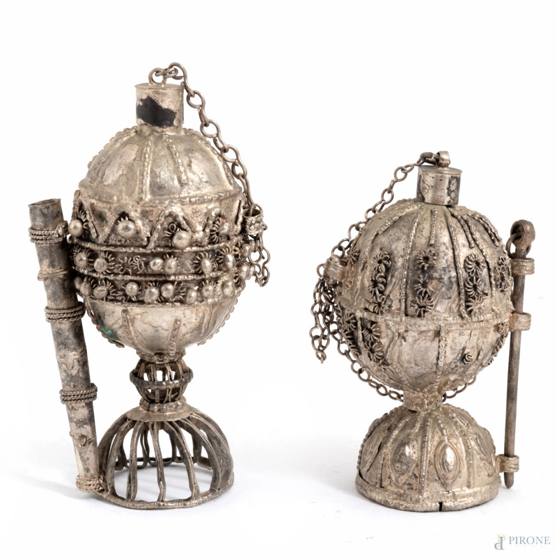 Lotto di due incensieri mediorientali in metallo argentato finemente cesellato, XX secolo, altezza cm 10 (segni di usura)  - Asta ASTA A TEMPO | INCANTO - Aste Pirone