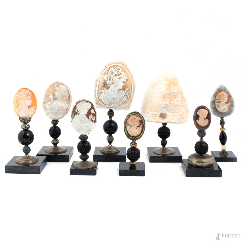 Lotto di otto cammei in conchiglia e materiali vari, XX secolo, altezza massima cm 14,5, (segni di usura, restauri, difetti)  - Asta ASTA A TEMPO | VARIÆ - Aste Pirone